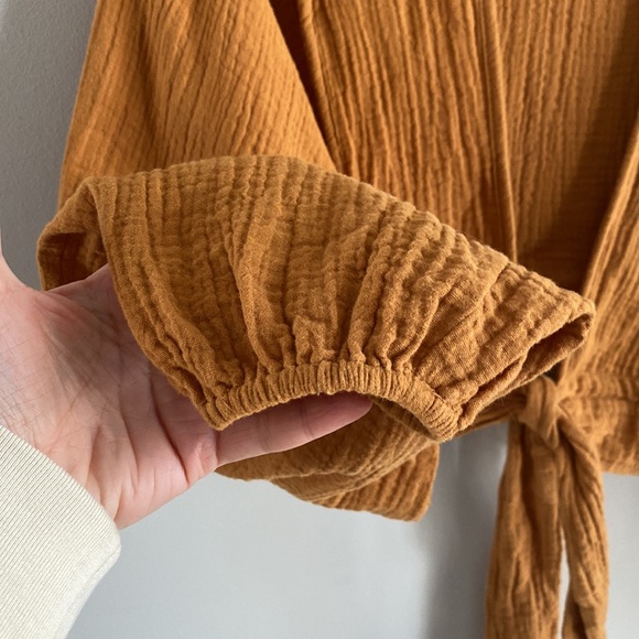 Urban Outfitters • 100% cotton tie front crop top - Picture 2 of 5